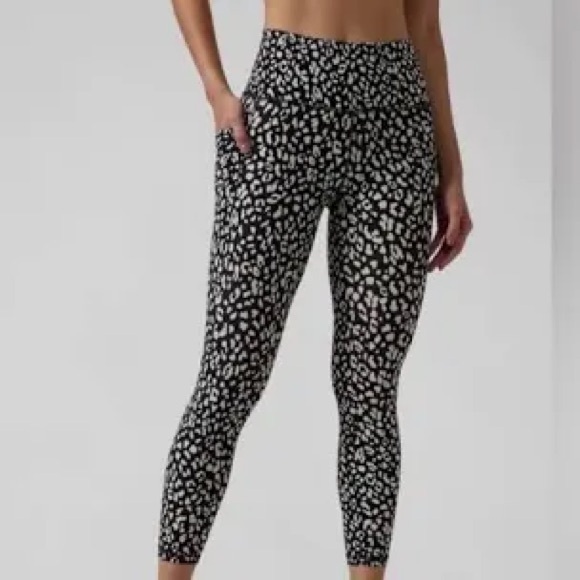 Athleta Pants - ATHLETA salutation stash 7/8 black and White Patterned Leggings